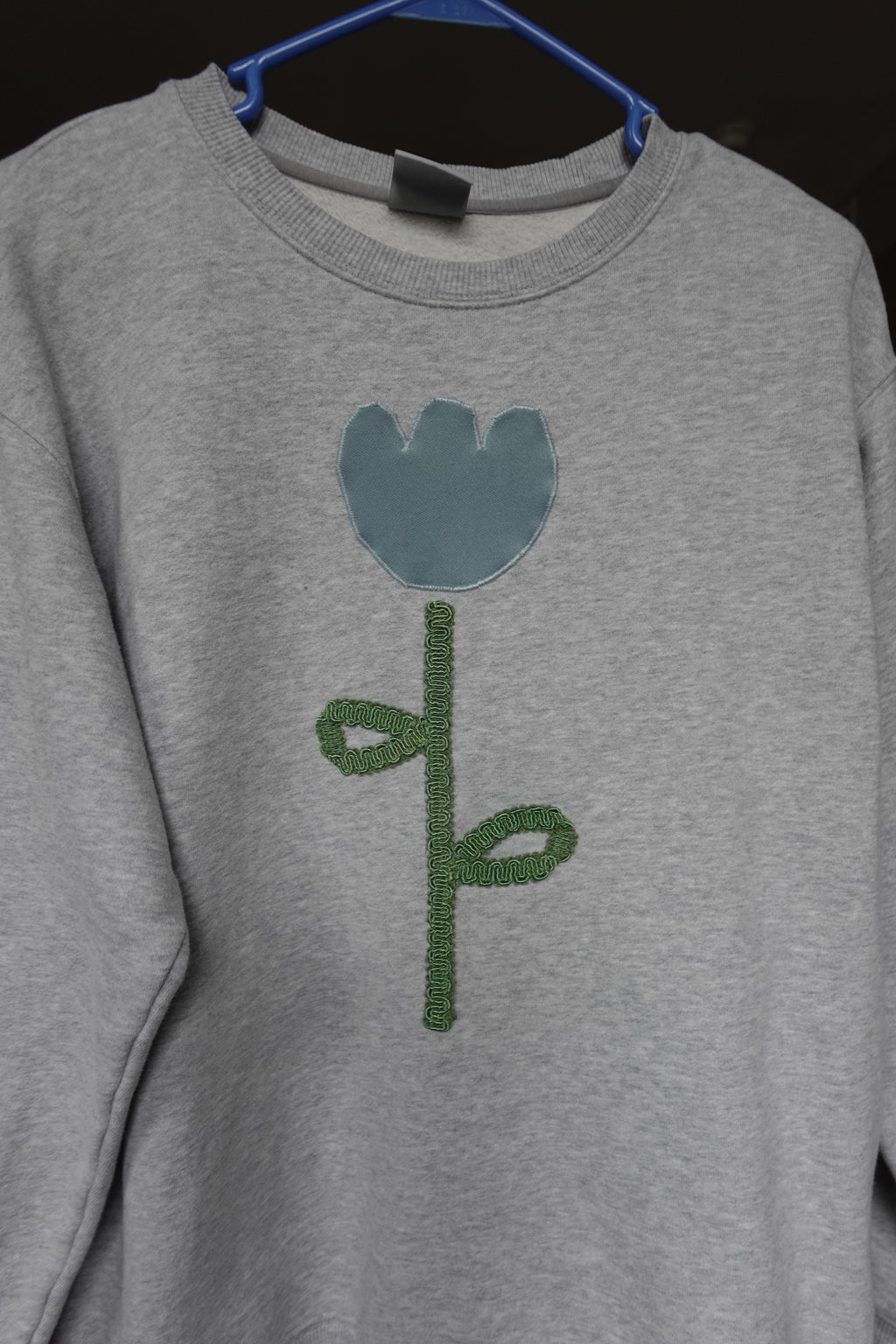 Applique flower crew neck