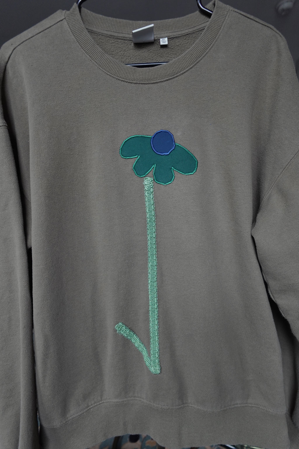 Applique flower crew neck