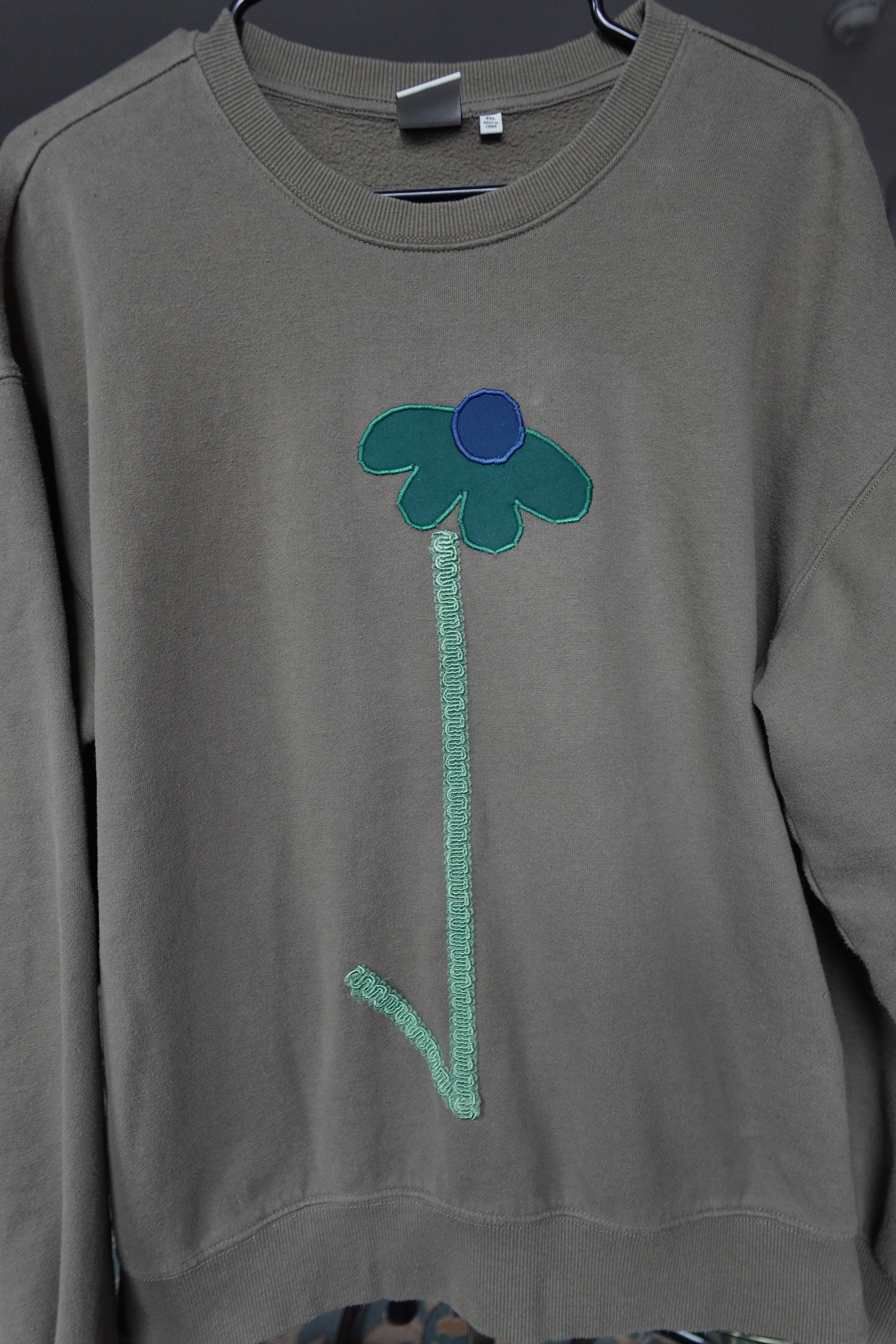 Applique flower crew neck