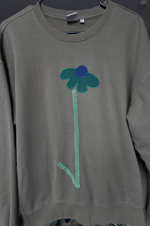 Applique flower crew neck