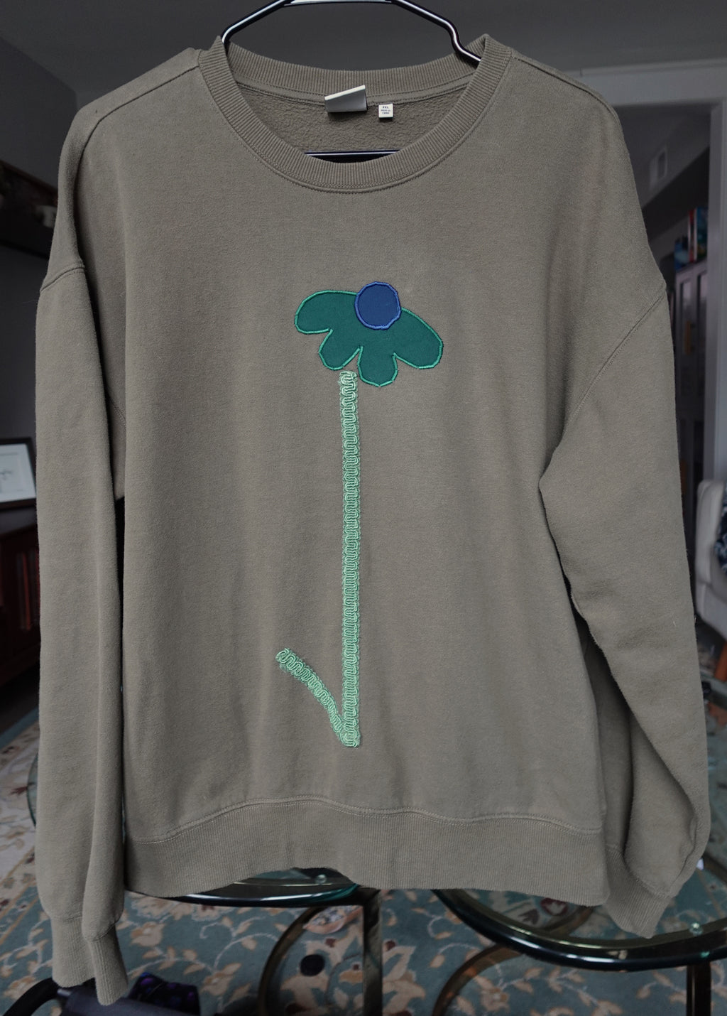 Applique flower crew neck