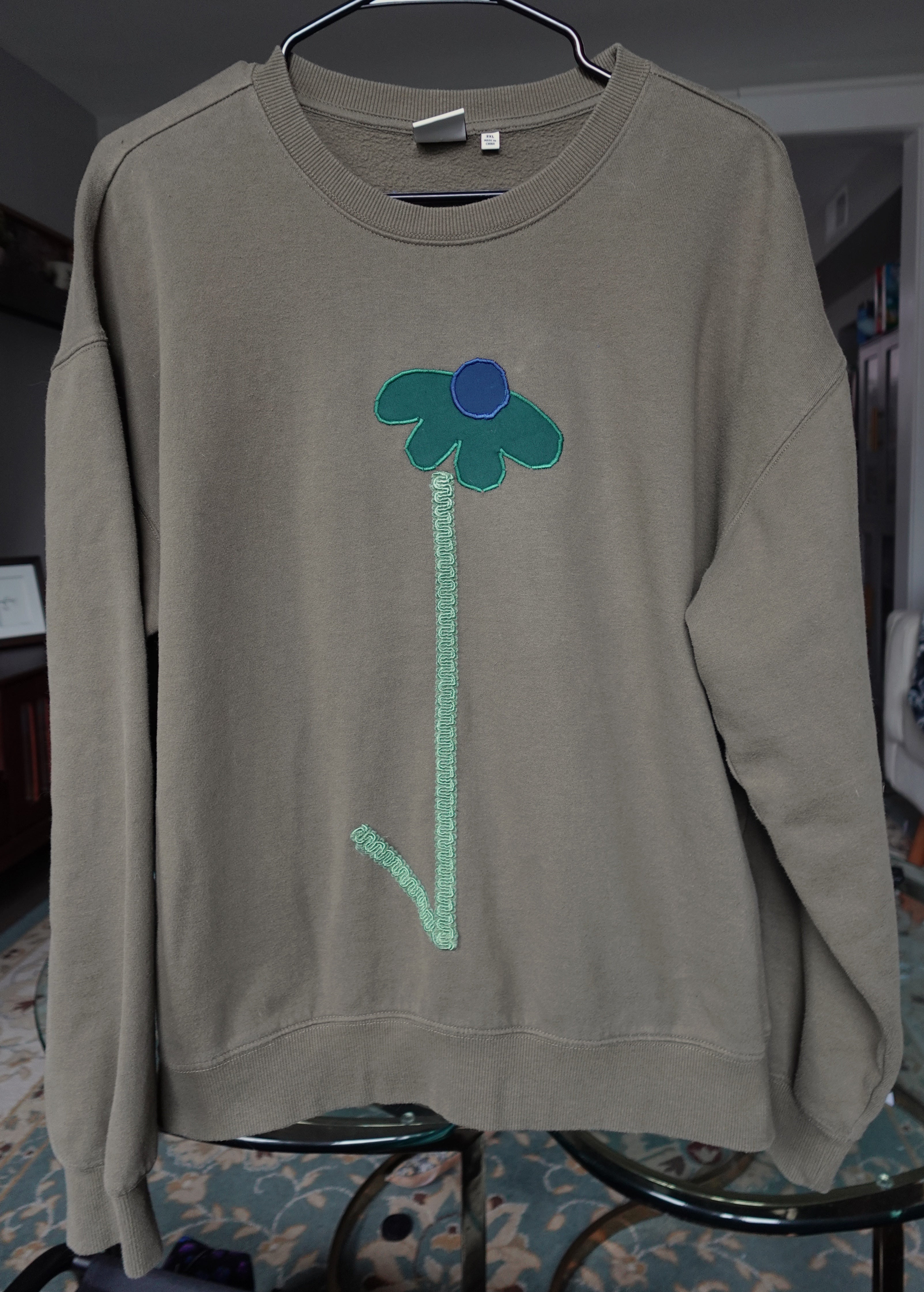 Applique flower crew neck